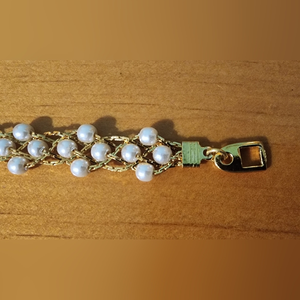 Elegant Gold and Pearl Jewelry Set - Picture 10 of 10